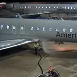 Imagem mostra momento em que mangueira se solta da fuselagem e atinge operador | Foto: Reprodução/Twitter/X