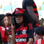 Torcedor do Flamengo no Maracanã, antes da partida entre Flamengo e Vasco - 21/10/2025 | Foto: Sergio Moraes/Reuters