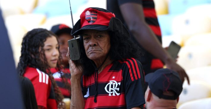 Torcedor do Flamengo no Maracanã, antes da partida entre Flamengo e Vasco - 21/10/2025 | Foto: Sergio Moraes/Reuters