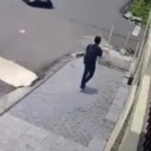 Buraco se abre em calçada de Manaus e engole pedestre
