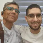 Refém obrigado pelo Hamas a cavar a própria cova reencontra família em Israel