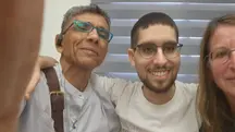 Refém obrigado pelo Hamas a cavar a própria cova reencontra família em Israel