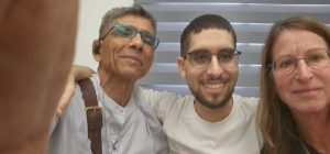 Refém obrigado pelo Hamas a cavar a própria cova reencontra família em Israel