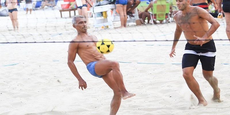 Senador Romário joga futvôlei