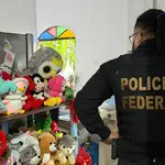 Os policiais constataram casos em que os suspeitos não apenas compartilhavam conteúdo criminoso, mas também produziam material de abuso com menores