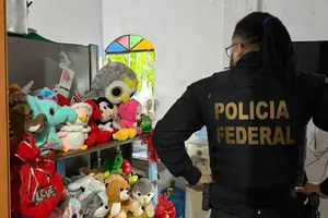 Os policiais constataram casos em que os suspeitos não apenas compartilhavam conteúdo criminoso, mas também produziam material de abuso com menores