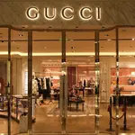 A Gucci é uma marca de moda de luxo italiana com sede em Milão, Itália