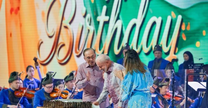 Lula completou 80 anos nesta segunda-feira, 27, durante viagem a Malásia