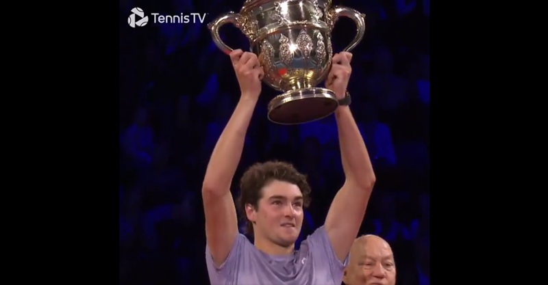 João Fonseca ergue troféu do ATP 500 da Basileia