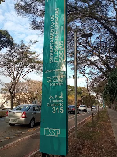 Letreiro mostra Faculdade de Filosofia da USP
