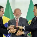 Lula (PT), entre Hugo Motta (PP) e Davi Alcolumbre (União Brasil): negociações pela manutenção do poder | Foto: Fabio Rodrigues-Pozzebom/Agência Brasil