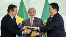 Lula (PT), entre Hugo Motta (PP) e Davi Alcolumbre (União Brasil): negociações pela manutenção do poder | Foto: Fabio Rodrigues-Pozzebom/Agência Brasil