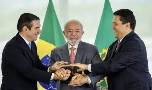 Lula (PT), entre Hugo Motta (PP) e Davi Alcolumbre (União Brasil): negociações pela manutenção do poder | Foto: Fabio Rodrigues-Pozzebom/Agência Brasil