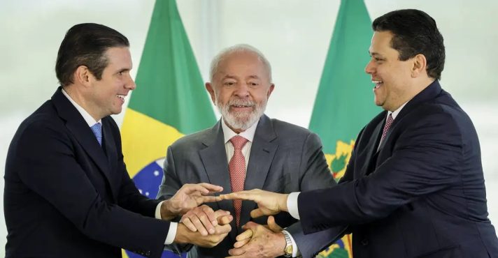 Lula (PT), entre Hugo Motta (PP) e Davi Alcolumbre (União Brasil): negociações pela manutenção do poder | Foto: Fabio Rodrigues-Pozzebom/Agência Brasil