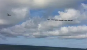 Uma das faixas exibidas em praias de Santa Catarina | Foto: Reprodução/Redes sociais