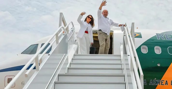 O presidente Lula da Silva e sua mulher, Janja, durante embarque em avião da Força Aérea Brasileira | Foto: Ricardo Stuckert/PR