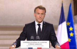 O presidente da França, Emmanuel Macron, em recente homenagem ao jurista Robert Badinter | Foto: Reprodução/Twitter/X