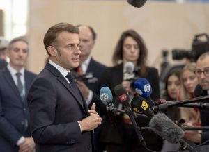 O presidente da França, Emmanuel Macron, durante entrevista coletiva à imprensa: caos político | Foto: Reprodução/Twitter/X