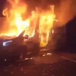 Manifestantes teriam incediado van da polícia no protesto na Irlanda