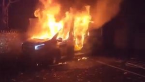 Manifestantes teriam incediado van da polícia no protesto na Irlanda