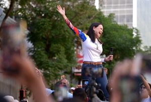 Maria Corina Machado, durante um protesto antes da posse do ditador Nicolás Maduro, em Caracas - 9/1/2025 | Foto: Gaby Oraa/Reuters
