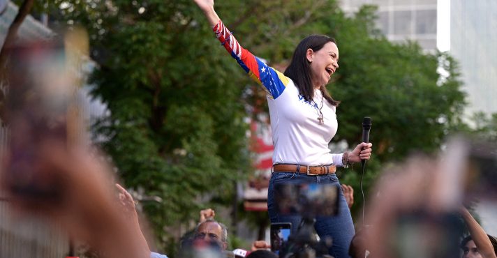 Maria Corina Machado, durante um protesto antes da posse do ditador Nicolás Maduro, em Caracas - 9/1/2025 | Foto: Gaby Oraa/Reuters