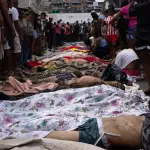 Moradores da Penha, no Rio de Janeiro, recuperam corpos encontrados em matagal, depois de operação policial em favelas fluminenses - 29/10/2025 | Foto: João Laet/FotoArena/Estadão Conteúdo