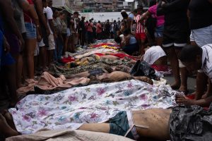 Moradores da Penha, no Rio de Janeiro, recuperam corpos encontrados em matagal, depois de operação policial em favelas fluminenses - 29/10/2025 | Foto: João Laet/FotoArena/Estadão Conteúdo