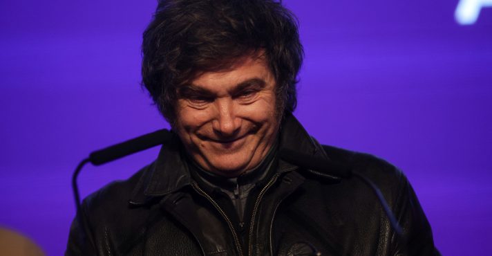 Milei durante evento na sede do partido La Libertad Avanza, em La Plata, Província de Buenos Aires, Argentina - 7/10/2025 | Foto: Tomas Cuesta/Reuters