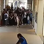 Momento em que o professor (de chapéu) é cercado por estudantes na Unesp