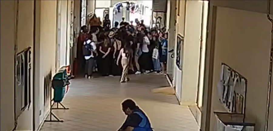 Momento em que o professor (de chapéu) é cercado por estudantes na Unesp