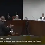 Moraes coloca a mão sobre a boca depois de advogado fazer brincadeira sob o olhar dos outros ministros do STF | Foto: Reprodução/Twitter/X