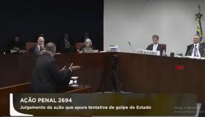 Moraes coloca a mão sobre a boca depois de advogado fazer brincadeira sob o olhar dos outros ministros do STF | Foto: Reprodução/Twitter/X