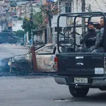 Vista de carro incinerado por traficantes para tentar impedir o acesso de policiais no Complexo da Penha, na zona norte do Rio de Janeiro - 28/10/2025 | Foto: Pedro Kirilos/Estadão Conteúdo