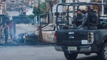 Vista de carro incinerado por traficantes para tentar impedir o acesso de policiais no Complexo da Penha, na zona norte do Rio de Janeiro - 28/10/2025 | Foto: Pedro Kirilos/Estadão Conteúdo