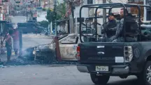 Vista de carro incinerado por traficantes para tentar impedir o acesso de policiais no Complexo da Penha, na zona norte do Rio de Janeiro - 28/10/2025 | Foto: Pedro Kirilos/Estadão Conteúdo