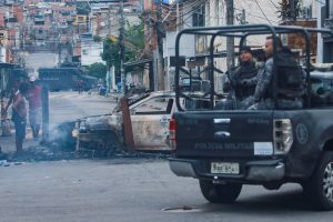 Vista de carro incinerado por traficantes para tentar impedir o acesso de policiais no Complexo da Penha, na zona norte do Rio de Janeiro - 28/10/2025 | Foto: Pedro Kirilos/Estadão Conteúdo