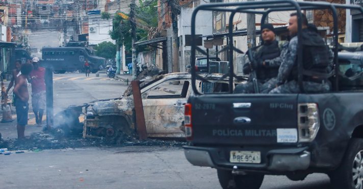 Vista de carro incinerado por traficantes para tentar impedir o acesso de policiais no Complexo da Penha, na zona norte do Rio de Janeiro - 28/10/2025 | Foto: Pedro Kirilos/Estadão Conteúdo