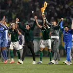 O técnico do Palmeiras, Abel Ferreira, comemora com os jogadores depois da partida contra a LDU - 30/10/2025 | Foto: Jean Carniel/Reuters