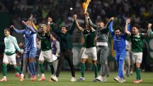 O técnico do Palmeiras, Abel Ferreira, comemora com os jogadores depois da partida contra a LDU - 30/10/2025 | Foto: Jean Carniel/Reuters