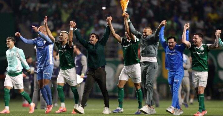 O técnico do Palmeiras, Abel Ferreira, comemora com os jogadores depois da partida contra a LDU - 30/10/2025 | Foto: Jean Carniel/Reuters