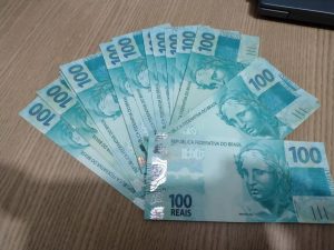 Polícia exibe notas falsas apreendidas depois de rastreamento| Foto: Divulgação/PF