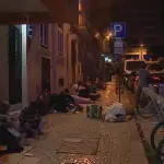 Estrangeiros na calçada durante a madrugada em Lisboa: críticas à burocracia | Foto: Reprodução/Twitter/X