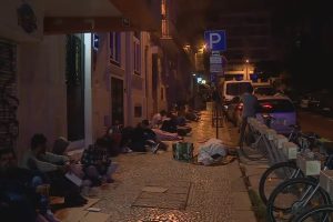Estrangeiros na calçada durante a madrugada em Lisboa: críticas à burocracia | Foto: Reprodução/Twitter/X
