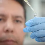 Especialista faz análise clínica laboratorial para confirmar ou descartar intoxicação por metanol | Foto: Divulgação/Agência SP