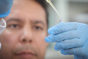 Especialista faz análise clínica laboratorial para confirmar ou descartar intoxicação por metanol | Foto: Divulgação/Agência SP