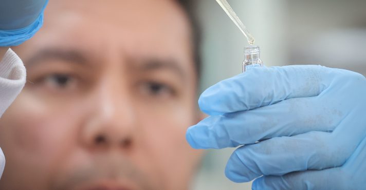 Especialista faz análise clínica laboratorial para confirmar ou descartar intoxicação por metanol | Foto: Divulgação/Agência SP