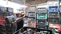 Agente da Polícia Civil durante ação em fábrica clandestina de bebidas alcóolicas | Foto: Divulgação/Agência SP