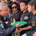 Momento em que o coronel Marcelo de Menezes Nogueira entrega a bandeira do Estado aos filhos do soldado morte em megaoperação no Rio | Foto: Reprodução/Instagram/@plenonews