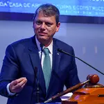 Tarcísio de Freitas durante o leilão do túnel que vai ligar as cidades de Santos e Guarujá, na sede da B3, em São Paulo - 5/9/2025 | Foto: Roberto Casimiro/FotoArena/Estadão Conteúdo